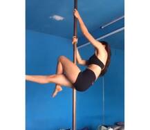 \'हाउसफुल 4\' एक्ट्रेस कीर्ति खरबंदा ने किया पोल डांस, वायरल हुई तस्वीरें