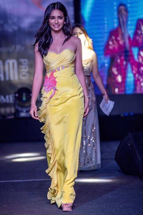  इस तस्वीर में कीर्ति येलो कलर की लॉन्ग ड्रेस में रैंपवॉक करती नज़र आ रही हैं. तस्वीर: इंस्टाग्राम  