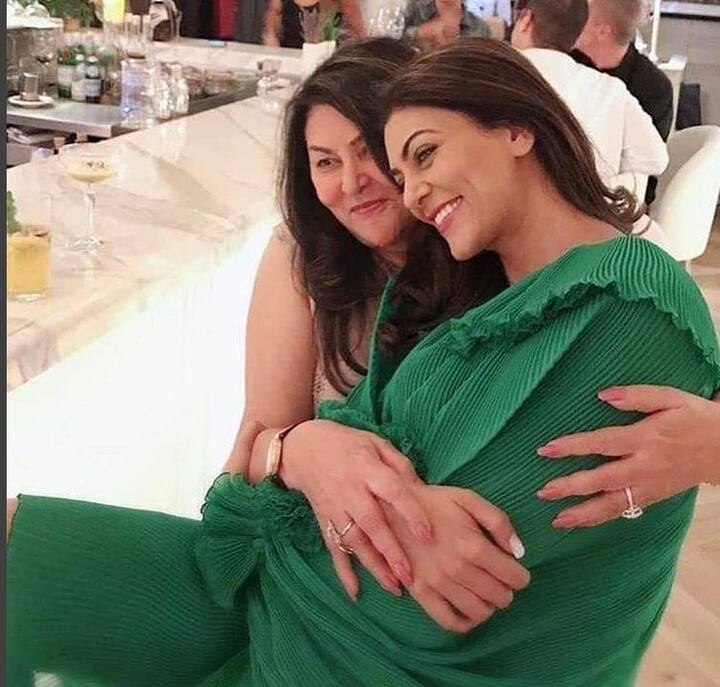 ये सेलिब्रेशन दुबई में हुआ. इस तस्वीर में सुष्मिता सेन को आप उनकी मां के साथ देख सकते हैं.