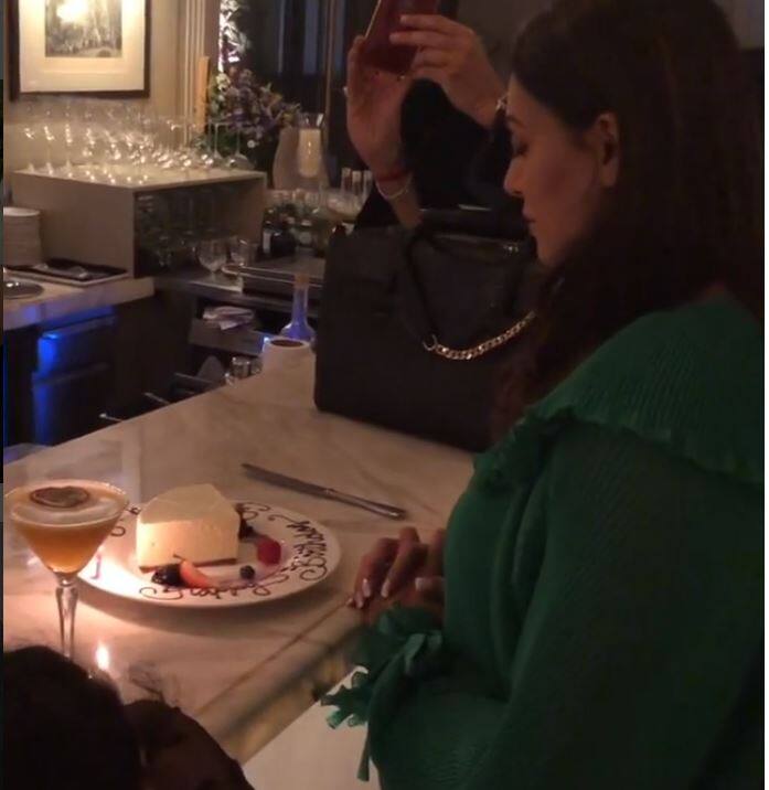 पूर्व मिस यूनिवर्स और बॉलीवुड अभिनेत्री सुष्मिता ने इसी महीने 19 नवंबर को अपना 43वां जन्मदिन मनाया. उस सेलिब्रेशन की तस्वीरें अब सुष्मिता ने सोशल मीडिया पर शेयर की हैं.