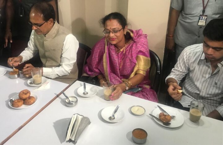 Madhya Pradesh Assembly Election 2018: Shivraj Singh Chouhan enjoys coffee, snack with family at eatery on poll eve मध्य प्रदेश: वोटिंग से पहले बेफिक्र दिखे सीएम शिवराज, परिवार संग कॉफी हाउस पहुंच लिया वडा-सांबर का स्वाद