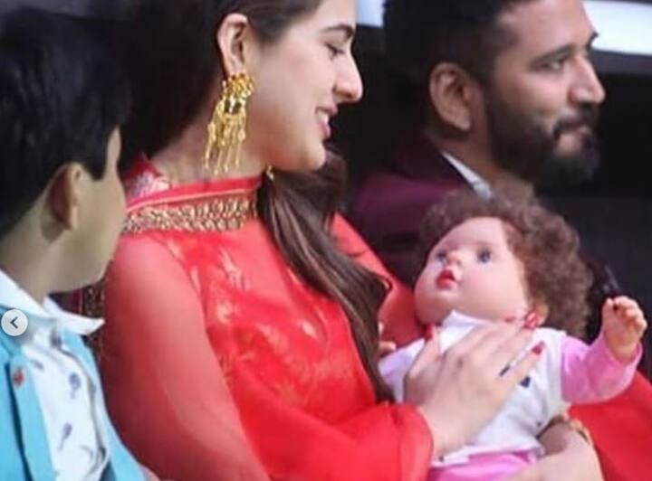 अपनी फिल्म को प्रमोट करने के लिए सारा अली खान यहां अकेले नहीं पहुंची थी. बल्कि वो अपने साथ अपने छोटे भाई तैमूर को भी साथ लेकर पहुंची थी.