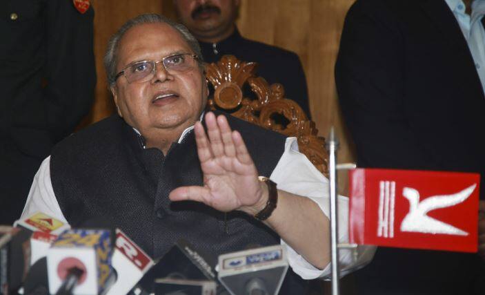 Jammu and Kashmir Governor Satya Pal Malik on Transfer Threat विधानसभा भंग किए जाने के बाद जम्मू-कश्मीर के राज्यपाल सत्यपाल मलिक ने कहा- मुझे तबादले का डर है