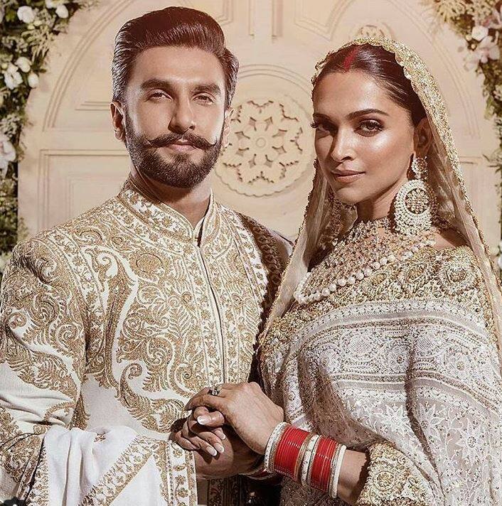 रिसेप्शन के इस मौके पर दीपिका पादुकोण ने अबु जानी खोसला की डिजाइन की हुई गोल्ड चिकनकारी साड़ी पहनी. इसके साथ उन्होंने मल्टीलेयर्स फ्लोरल नेकलेस के साथ अपने लुक को कंप्लीट किया.