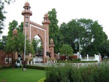 AMU के छात्रों का आरोप-पहले बनाया चिकन, फिर उसी तेल से बनी पूरी-सब्जी छात्रों को खिलाई