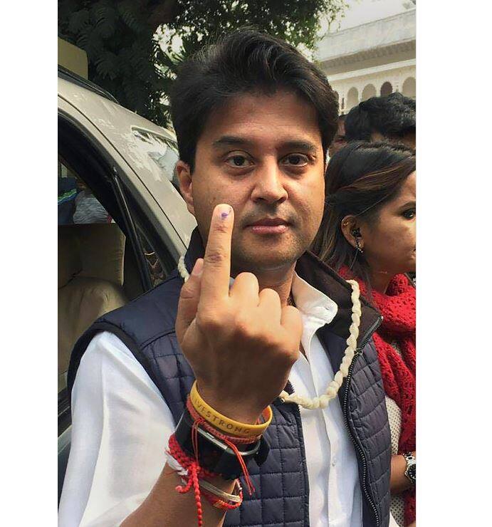 इनके साथ ही मध्यप्रदेश चुनाव में कांग्रेस की प्रचार समिति के अध्यक्ष और सांसद ज्योतिरादित्य सिंधिया भी ग्वालियर में मत डालने पहुंचे. वोट डालने के बाद उन्होंने मीडिया से कहा,