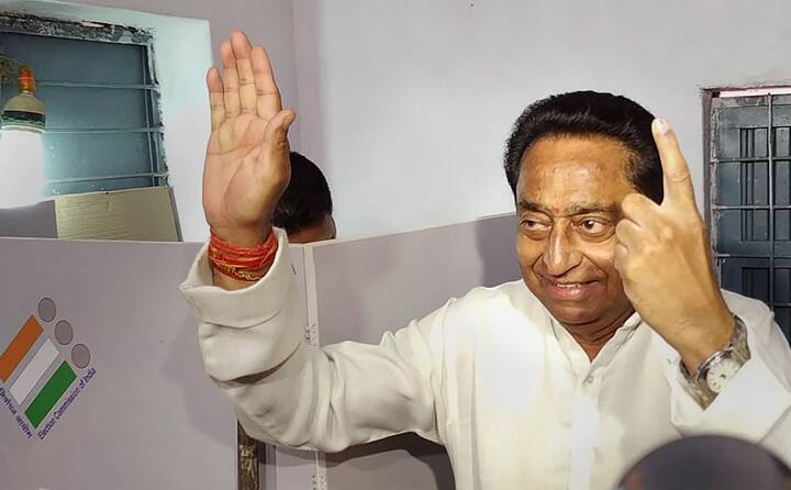 कमलनाथ ने छिंदवाड़ा में वोट डालने के बाद मीडिया से मुखातिब होने पर अपने हाथ के जरिए चुनावी सिंबल दिखाया. फिर जब मीडिया ने उनसे पूछा कि आपने किसे वोट किया तो उन्होंने बहुत चतुराई से अपना हाथ दिखाया. तस्वीर: पीटीआई