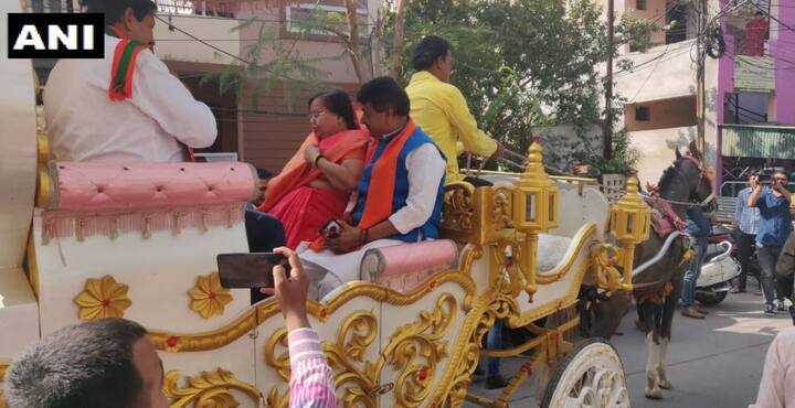 वहीं, बीजेपी के राष्ट्रीय महासचिव कैलाश विजयवर्गीय पत्नी के साथ अनोखे अंदाज़ में रथ पर वोट डालने के लिए पहुंचे थे. इस बार बीजेपी ने इनके बेटे आकाश को इंदौर-3 से उम्मीदवार भी बनाया है. तस्वीर: एएनआई