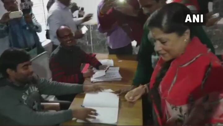 मध्यप्रदेश की शिवपुरी सीट से बीजेपी के टिकट पर चुनाव लड़ रही शिवराज सरकार में मंत्री यशोधरा राजे सिंधिया भी अपना मत डालती दिखीं. इनके खिलाफ इसी सीट से कांग्रेस के सिद्धार्थ लाडा चुनाव लड़ रहे हैं. तस्वीर: एएनआई