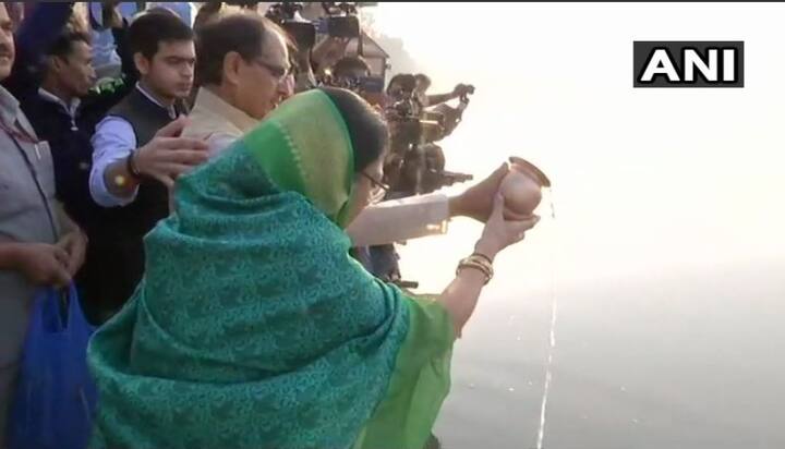 मध्य प्रदेश में आज राज्य की विधानसभा के लिए मत डाले गए हैं. इसके लिए राज्य के मुख्यमंत्री शिवराज सिंह चौहान, पत्नी साधना, बेटे कार्तिकेय और कुणाल सिंह के साथ वोट डालने से पहले नर्मदा नदी की पूजा करने पहुंचे. फिर अपने विधानसभा सीट बुधनी पर मत डालकर विकटरी साइन दिखाते नज़र आएं. इसी के साथ बुधवार को राज्य विधानसभा की 227 सीटों के लिए मत पड़ने थे. शाम होते-होते मध्यप्रदेश चुनाव आयोग की ओर से बताया गया कि अब तक 74.61 फीसदी वोट डाले जा चुके है और अभी भी मतदान जारी है. तस्वीर: एएनआई
