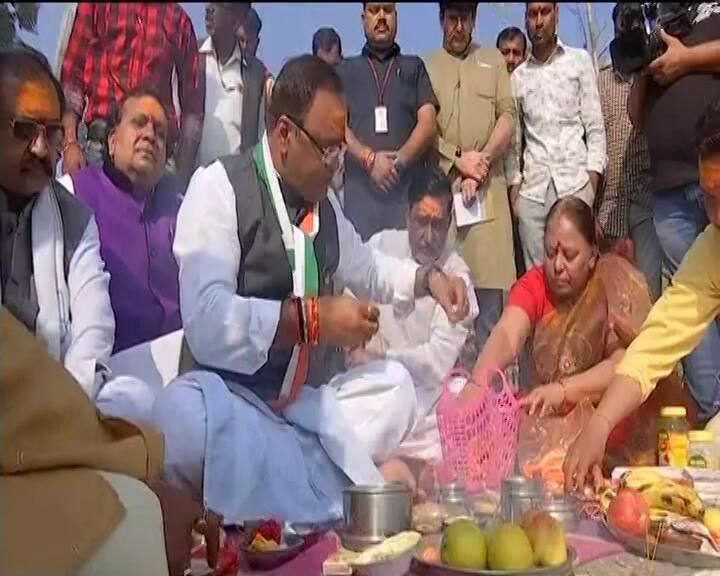 वहीं, शिवराज के प्रतिद्वंदी और कांग्रेस नेता अरुण यादव भी वोट डालने से पहले पूजा-पाठ करते दिखे. तस्वीर: एएनआई