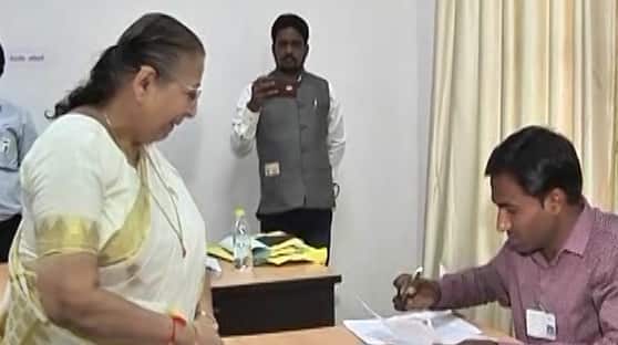  इंदौर से सांसद और लोकसभा की सभापति सुमित्रा महाजन भी अपना मत डालती हुई नज़र आईं. तस्वीर: एएनआई 