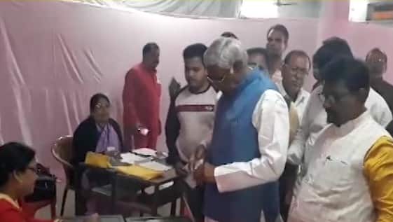 बीजेपी के कद्दावर नेता और विधानसभा अध्यक्ष डॉ सीताशरण शर्मा भी वोट डालने के लिए मतदान स्थल पर नज़र आएं. सीताशरण होशंगाबाद सीट से चुनाव लड़ रहे हैं उनके खिलाफ बागी नेता सरताज सिंह कांग्रेस की ओर से ताल ठोकते दिख रहे हैं. तस्वीर: एएनआई  