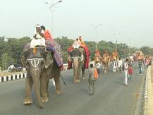 कुंभ मेले के लिए जूना अखाड़े के संतों ने शाही अंदाज़ में किया नगर प्रवेश, गोल्डन बाबा रहे आकर्षण का केंद्र