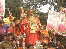 कुंभ मेले के लिए जूना अखाड़े के संतों ने शाही अंदाज़ में किया नगर प्रवेश, गोल्डन बाबा रहे आकर्षण का केंद्र