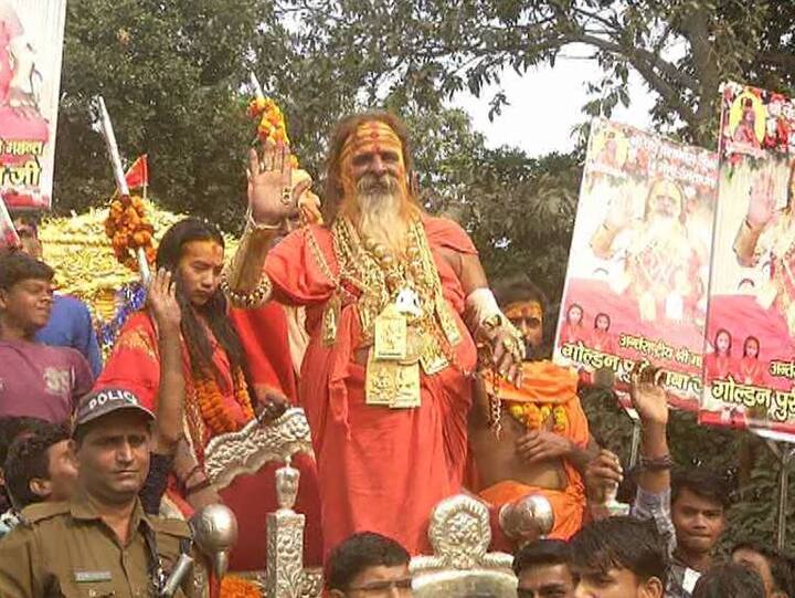 साधू -संतों का शाही जुलूस करीब डेढ़ किलोमीटर लम्बा था और इसमें रथों पर रखे चांदी के हौदों पर सवार महामंडलेश्वर व दूसरे संत आकर्षण का केंद्र रहे. जूना अखाड़े के साधू- संतों ने शाही अंदाज़ में गाजे- बाजे और हाथी- घोड़ों के साथ जब शहर में प्रवेश किया तो फूलों की बारिश कर उनका स्वागत किया गया.