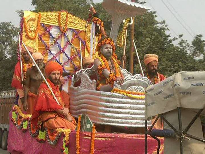 अखाड़े की धर्म ध्वजा भी इस शाही जुलूस में शान से लहरा रही थी. शाही जुलूस में सबके आकर्षण का केंद्र गोल्डन बाबा थे. गोल्डन बाबा को देखने के लिए लोगों में काफी उत्सुकता रही. करीब ढाई हज़ार साल पुरानी परम्परा को निभाते हुए जूना अखाड़े के सन्यासियों के कुम्भ मेला आगमन को शाही अंदाज़ देने के लिए देश के कई हिस्सों से बैंड पार्टियां बुलाई गई थीं.