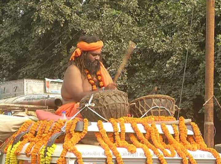 इसमें तमाम संत हाथी-घोड़ों और ऊंट पर जयकारे लगाते हुए सवार थे तो महामंडलेश्वर व दूसरे संत रथों पर रखे चांदी के हौदों पर सवार थे. जूना खाड़े के रमता पंच, महामंडलेश्वर और साथ आये करीब एक हज़ार साधू-संत अब संगम क्षेत्र में ही रूककर अखाड़े के लिए मेले का इंतजाम करेंगे.