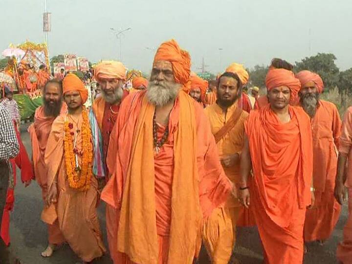 जूना अखाड़े के कुंभ मेला प्रभारी महंत विद्यानंद जी महाराज ने बताया कि मेले में जूना अखाड़े की पेशवाई पचीस दिसंबर को होगी. जूना खाडे का यह शाही जुलूस गंगापार के रहिमापुर इलाके से शुरू होकर मेला क्षेत्र होता हुआ मौजगिरी मंदिर तक गया था.