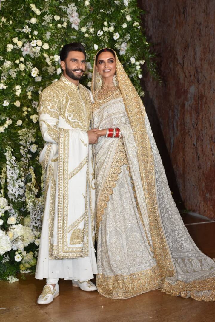 दोनों ने यहां पर पैपराजी के लिए साथ में मुस्कुराते हुए पोज दिया.