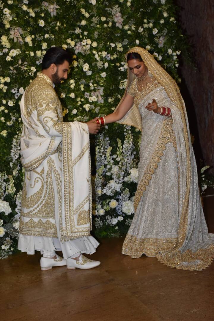 वहीं रणवीर सिंह ने इस खास मौके पर रोहित बाल का डिजाइन किया हुआ ड्रेस पहना.