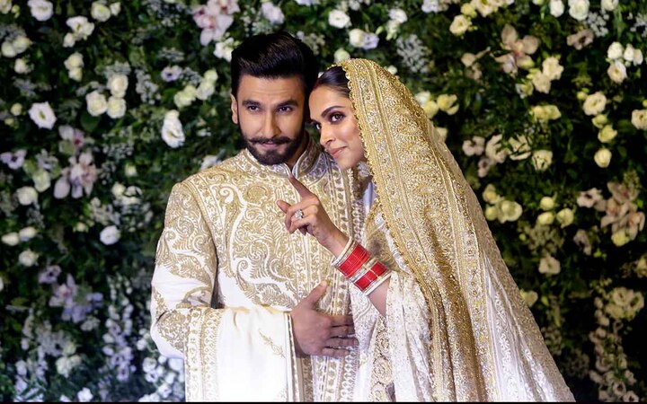 Ranveer Singh and Deepika Padukone Mumbai Wedding Reception Videos and photos स्टेज पर मेहमाननवाजी करते दिखे दीपिका-रणवीर, देखें रिसेप्शन की Inside तस्वीरें और Videos