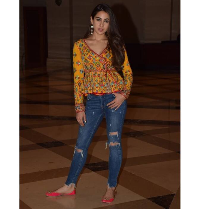 'केदारनाथ' फेम सारा अली खान इन दिनों जगह-जगह अपनी फिल्म का प्रमोशन कर रही हैं. इस दौरान हाल में ब्लू रिप्ड जिंस में दिखीं और अलग-अलग अंदाज में पोज़ देकर फोटो खिंचवाती नज़र आईं. तस्वीर: मानव मंगलानी