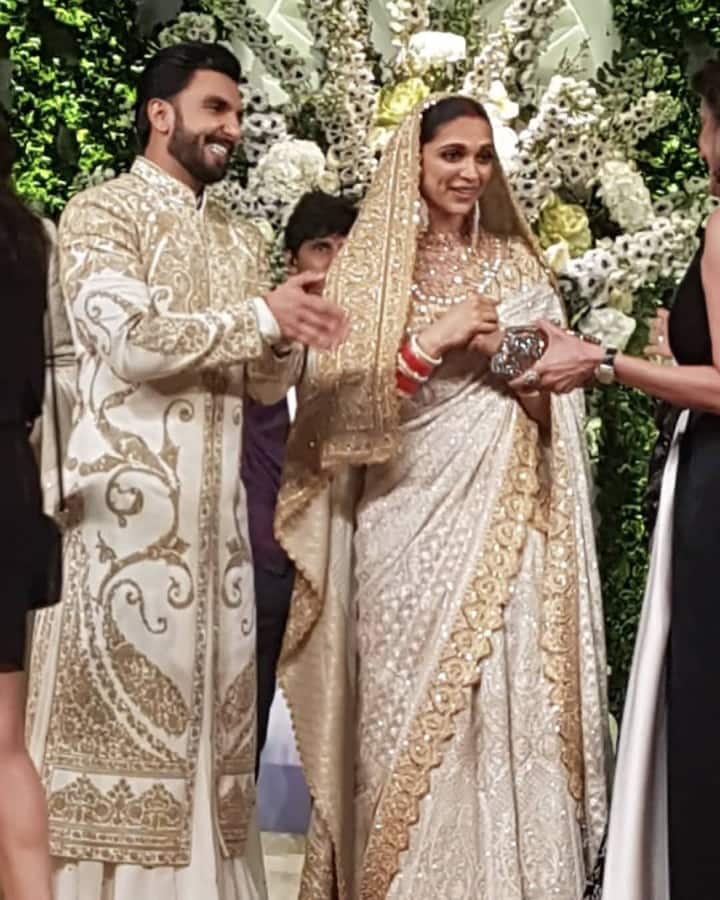 यहां पर रणवीर सिंह और दीपिका पादुकोण दोनों ही स्टेज पर मेहमाननवीज करते दिखे.