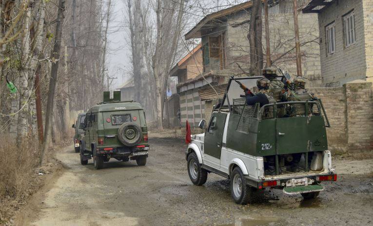 Jammu and Kashmir encounter: Two terrorists killed in Pulwama's Khrew जम्मू-कश्मीर: पुलवामा में दो आतंकी मारे गए, एक हफ्ते में 20 ढेर, बडगाम में भीड़ ने आतंकी को बचाया
