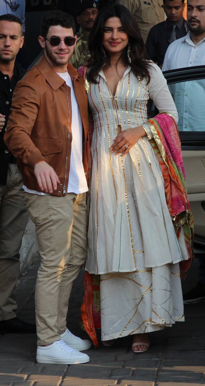 इस दौरान प्रियंका चोपड़ा ट्रेडिशनल अवतार में नजर आईं तो निक सिंपल अंदाज में दिखाई दिए. (तस्वीर: मानव मंगलानी)