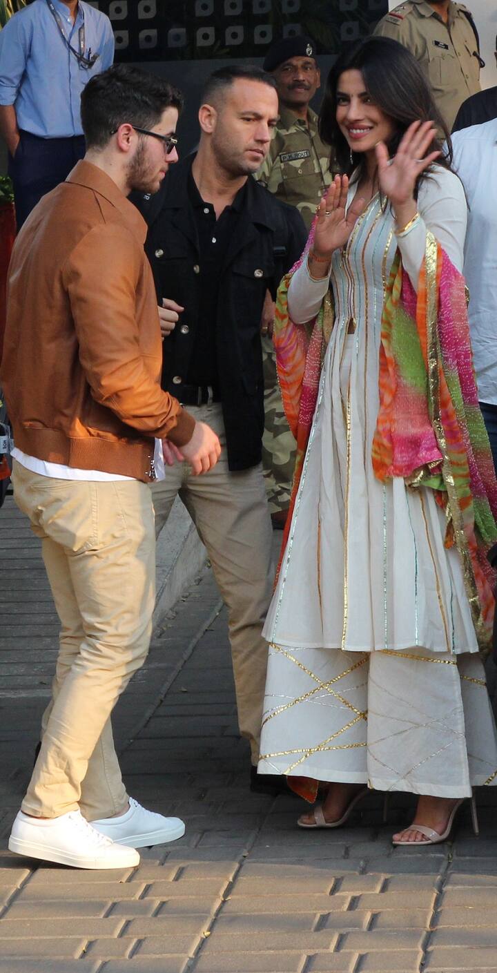 प्रियंका और निक दोनों मुंबई एयरपोर्ट पर पहुंचे और वहां से अपने पर्सनल चार्टेड के जरिए जोधपुर के लिए रवाना हो गए हैं. (तस्वीर: मानव मंगलानी)