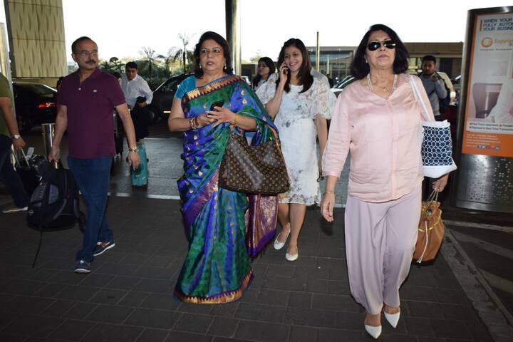 प्रियंका चोपड़ा की मम्मी मधु चोपड़ा इस बेटी की शादी के वेन्यू पर जाते समय ट्रेडिशनल अंदाज में दिखाई दी. (तस्वीर: मानव मंगलानी)