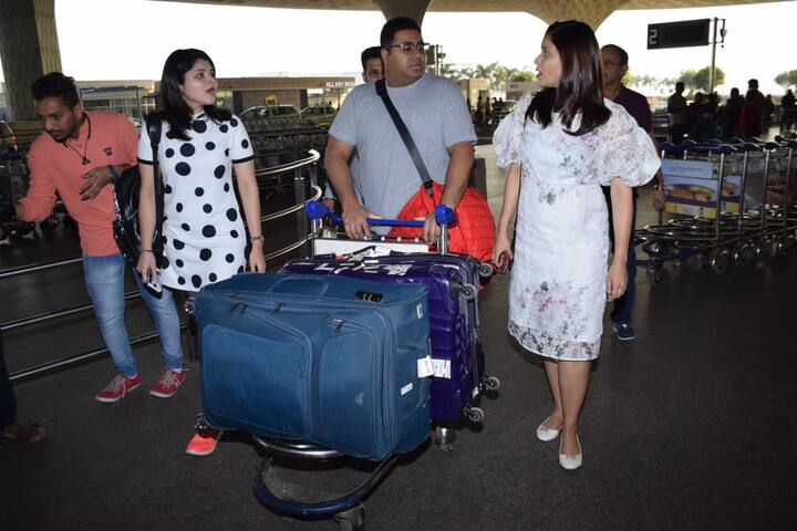 तस्वीरों में आप देख सकते हैं कि इस ग्रैंड वेडिंग के लिए सभी ने काफी तैयारियां की हुई है जिसके कारण सभी का लगेज भी काफी है. (तस्वीर: मानव मंगलानी)