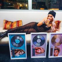 इंस्टाग्राम पर बाथटब में नहाते हुए इस सिंगर ने पोस्ट की तस्वीरें, फैंस को रिझाते हुए दिया ये मैसेज