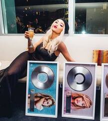 इंस्टाग्राम पर बाथटब में नहाते हुए इस सिंगर ने पोस्ट की तस्वीरें, फैंस को रिझाते हुए दिया ये मैसेज