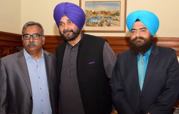 खालिस्तानी आतंकी गोपाल सिंह चावला के साथ नवजोत सिंह सिद्धू ने खिंचाई फोटो, अकाली दल ने इस्तीफा मांगा kartarpur corridor: Khalistani Gopal Chawla posts a picture with Navjot Singh Sidhu on his Facebook page खालिस्तानी आतंकी गोपाल सिंह चावला के साथ नवजोत सिंह सिद्धू ने खिंचाई फोटो, अकाली दल ने इस्तीफा मांगा