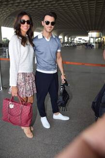 इंडिया पहुंचे प्रियंका चोपड़ा के विदेशी बाराती, देसी गर्ल के जेठ केविन जोनास ने पत्नी संग दिए पोज