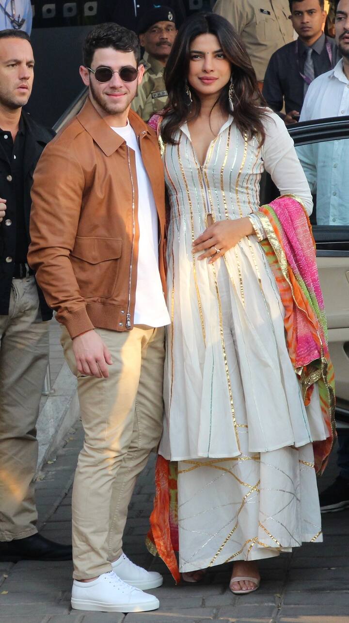 मम्मी और सभी रिश्तेदारों के पहले प्रियंका अपने मंगेतर निक के साथ प्राइवेट चार्चर प्लेन से पहुंच चुकी हैं. (तस्वीर: मानव मंगलानी)