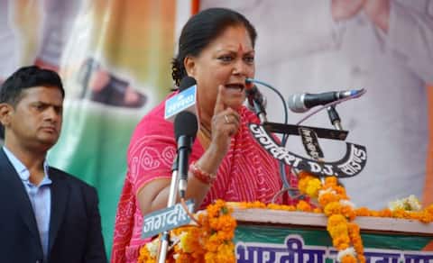 राजस्थान चुनाव: CM वसुंधरा राजे का राहुल पर बड़ा हमला, बोलीं- नेहरू का नहीं, दादा फिरोज गांधी का गोत्र बताएं राजस्थान चुनाव: CM वसुंधरा राजे का राहुल पर बड़ा हमला, बोलीं- नेहरू का नहीं, दादा फिरोज गांधी का गोत्र बताएं