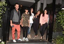 पूरे परिवार के साथ स्पॉट किए गए संजय कपूर, यहां देखें खास तस्वीरें