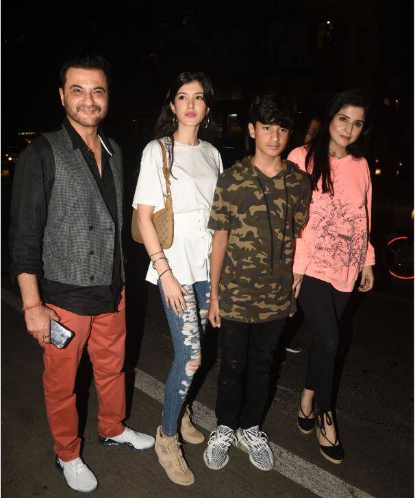 संजय ने जाते-जाते परिवार के साथ कई फोटो खिंचवाईं. तस्वीर: मानव मंगलानी 