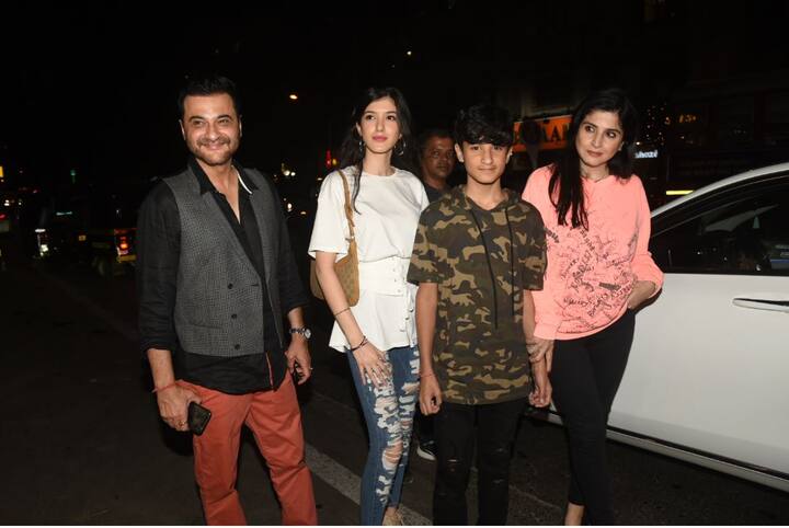 इस खास मौके पर सभी ने अलग-अलग पोज़ देकर फोटो खिंचवाईं. तस्वीर: मानव मंगलानी  