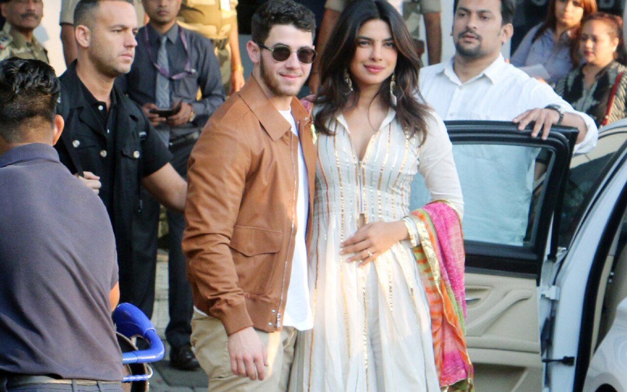 Priyanka-Nick Wedding: जोधपुर एयरपोर्ट पर हुई धक्कामुक्की तो देखिए प्रियंका चोपड़ा ने क्या किया