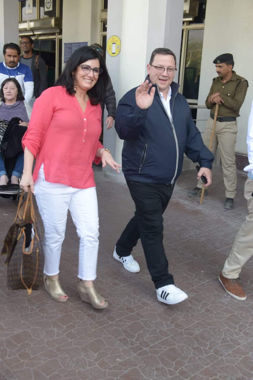 शादी अटेंड करने जोधपुर पहुंचे प्रियंका चोपड़ा के होने वाले सास और ससुर, मुस्कुराते हुए दिया पोज