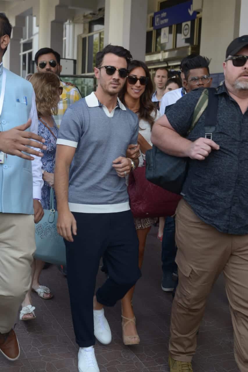 शादी अटेंड करने जोधपुर पहुंचे प्रियंका चोपड़ा के होने वाले सास और ससुर, मुस्कुराते हुए दिया पोज