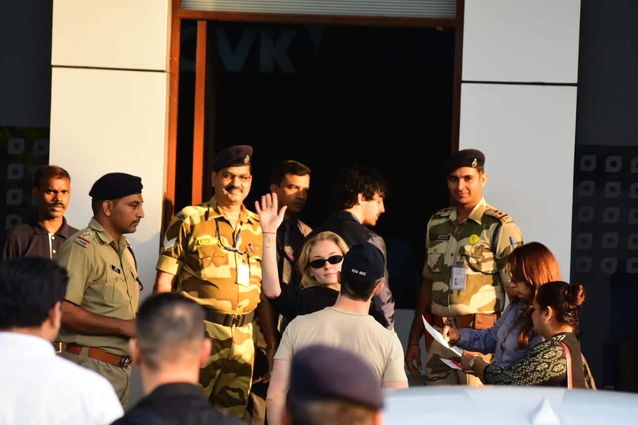 शादी अटेंड करने जोधपुर पहुंचे प्रियंका चोपड़ा के होने वाले सास और ससुर, मुस्कुराते हुए दिया पोज