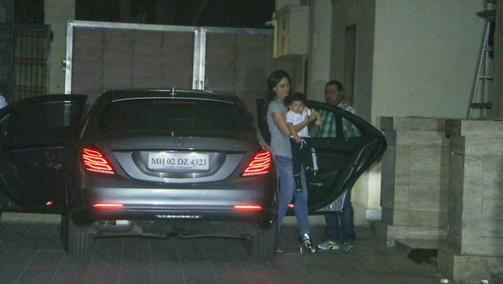 वहीं, करीना कपूर खान बेटे तैमूर को कार से बाहर निकलते वक्त संभालती हुई दिखीं. तस्वीर: मानव मंगलानी