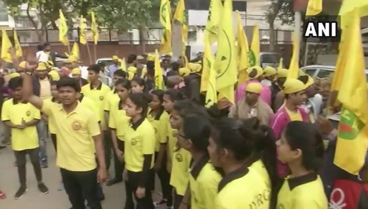 इसी के चलते दिल्ली के ब्रिजवासन में किसान रामलीला मैदान में जाने से पहले एक साथ भारी संख्या में दिखें. तस्वीर: एएनआई