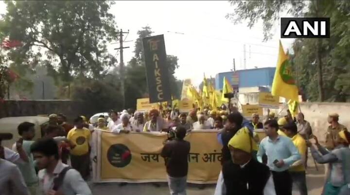 रामलीला मैदान से संसद मार्ग तक मार्च करने के लिए किसानों का समूह दिल्ली के अलग-अलग जगह पर एकत्रित हुआ है. तस्वीर: एएनआई