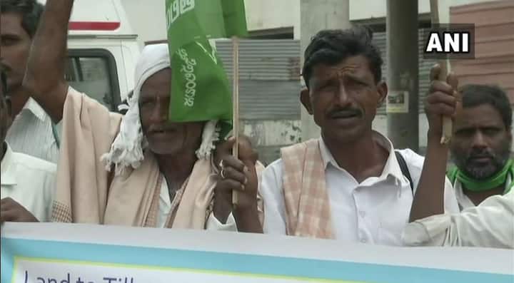 वहीं, कुछ देर पहले दिल्ली में कई किसान भारी मात्रा में सराए काले खान इलाके से रैली निकालते दिखें. इस दौरान सभी रामलीला मैदान की ओर बढ़ते नज़र आएं. बताया जा रहा है कि किसानों को लगभग 200 किसान संगठनों और 21 छोटे बड़े राजनीतिक दलों का समर्थन हासिल है. अखिल भारतीय किसान संघर्ष समन्वय समिति ने संसद मार्च बुलाया है. तस्वीर: एएनआई